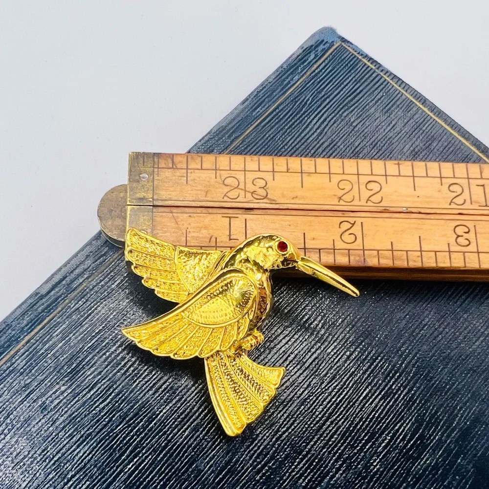 Vintage gold tone hummingbird brooch pin rhinestone eye